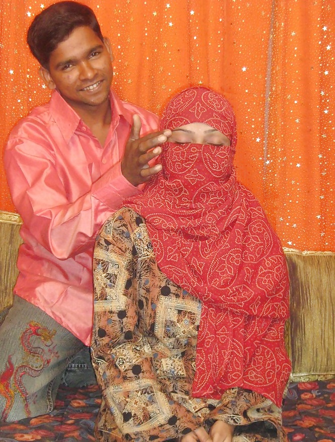 ヒジャブを被ったインド人女性がマンコとおもちゃを見せる
 #37306605