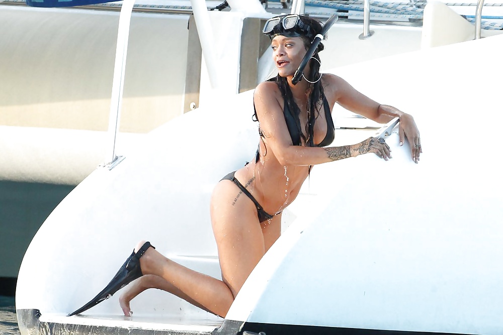 Rihanna - Big Bouncy ass in Bikini #40105532
