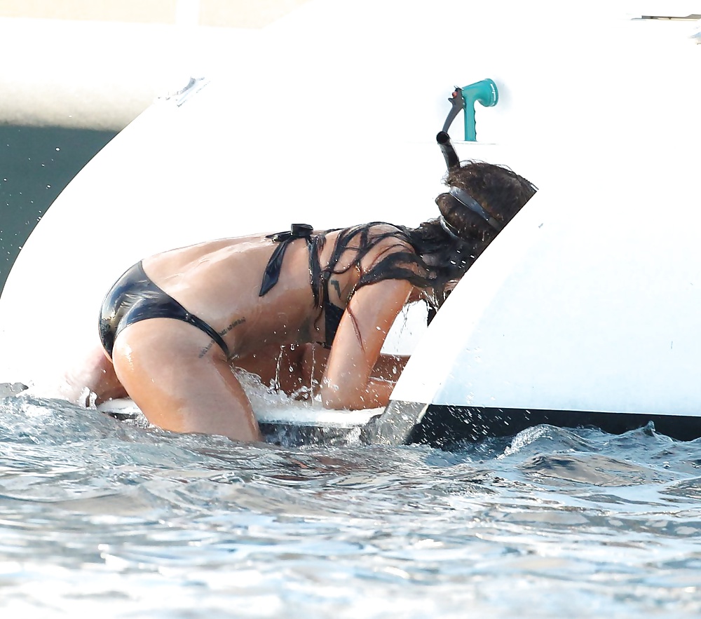 Rihanna - Big Bouncy ass in Bikini #40105683
