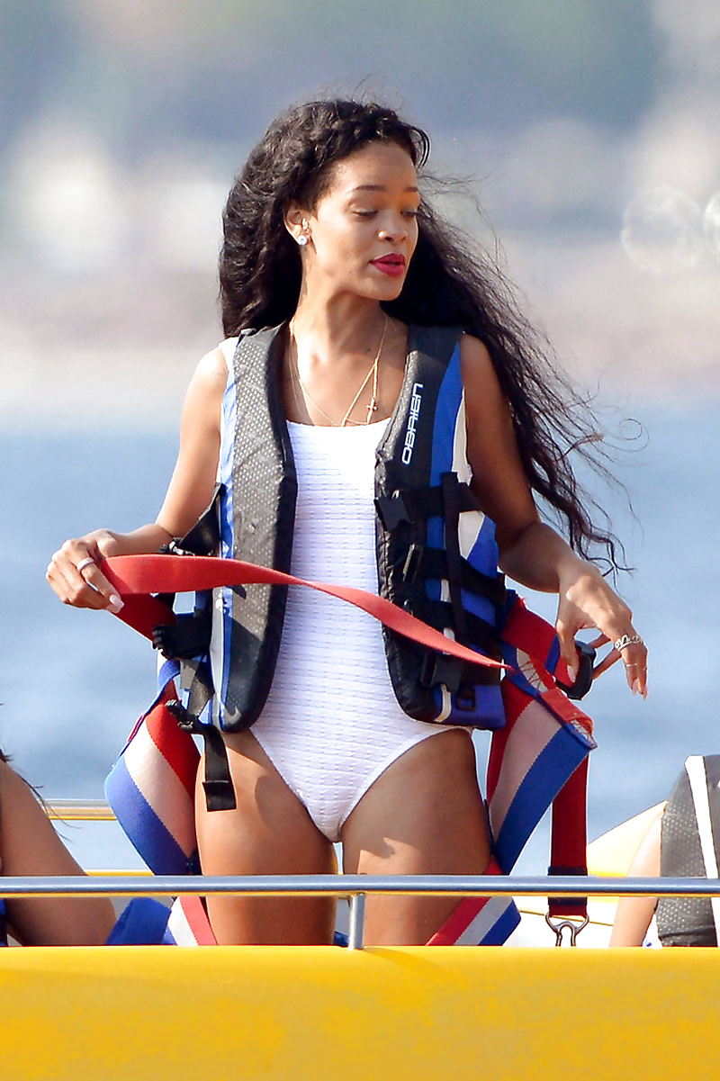 Rihanna - Big Bouncy ass in Bikini #40106021