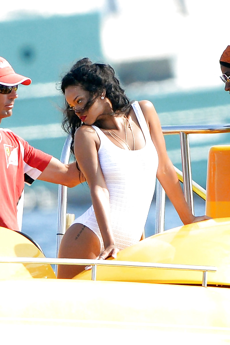 Rihanna - Big Bouncy ass in Bikini #40106057