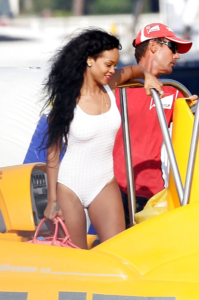 Rihanna - Große Federnd Arsch Im Bikini #40106095