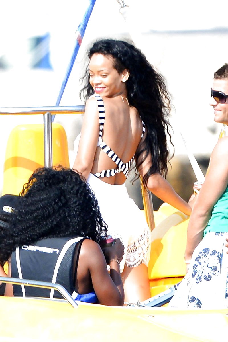 Rihanna - Big Bouncy ass in Bikini #40106110