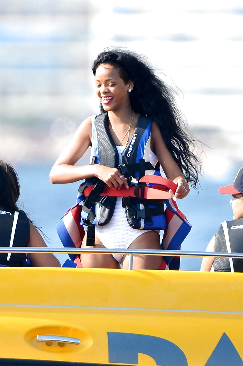 Rihanna - Big Bouncy ass in Bikini #40106119