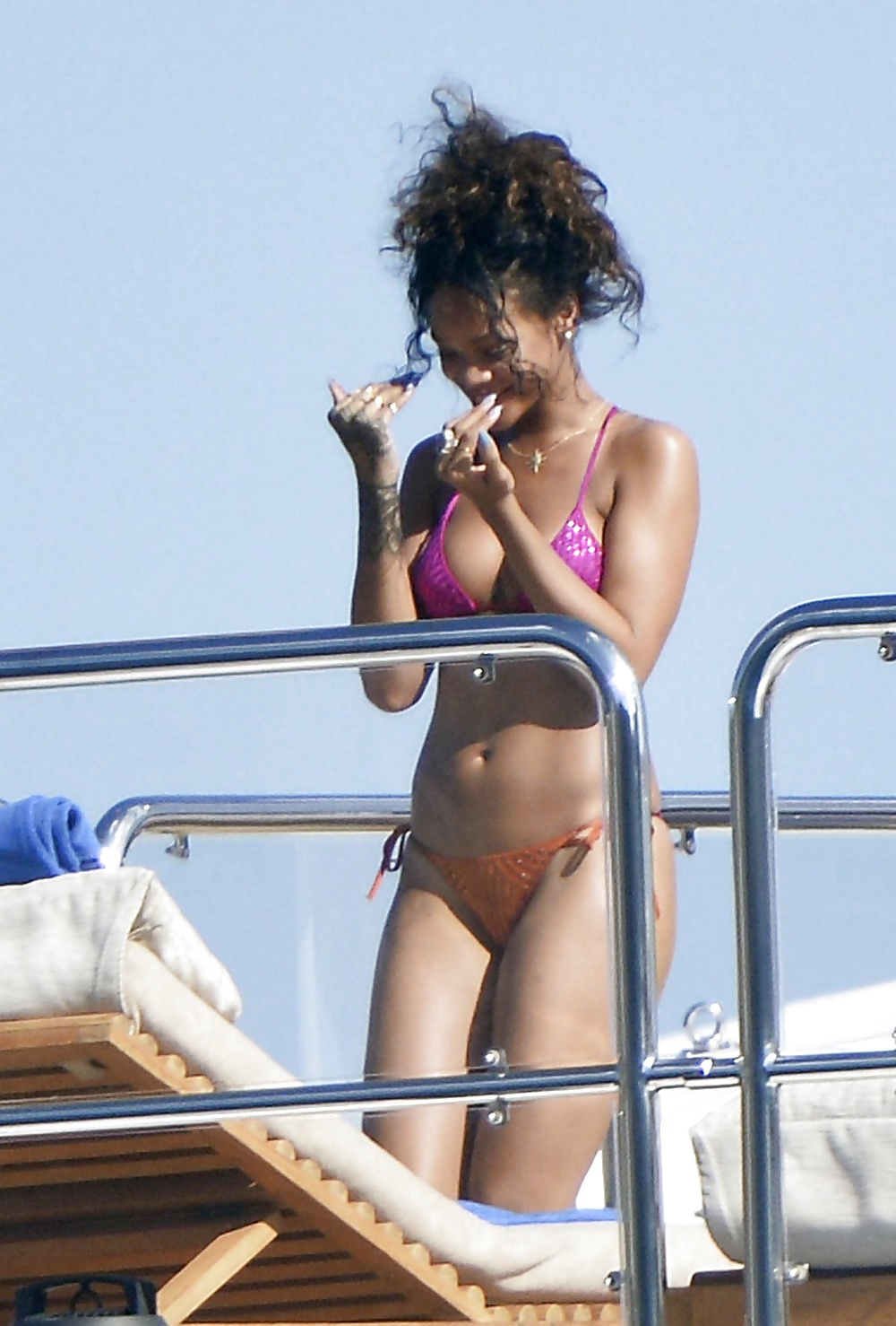 Rihanna - Big Bouncy ass in Bikini #40106252