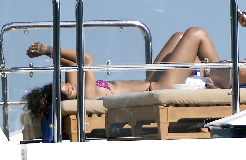 Rihanna - Big Bouncy ass in Bikini #40106259