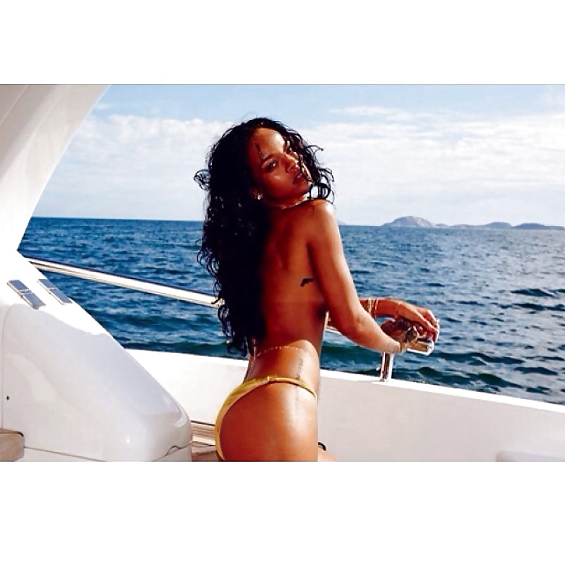 Rihanna - Big Bouncy ass in Bikini #40106446
