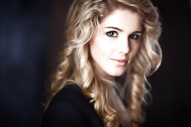 Emily Bett Rickards #40972983