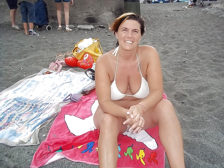 イタリアの巨乳、海辺のブルネット女性
 #33769251