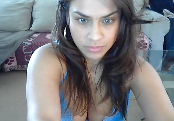 Latina caliente mostrando en la webcam
 #25417067