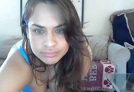 Latina caliente mostrando en la webcam
 #25417120