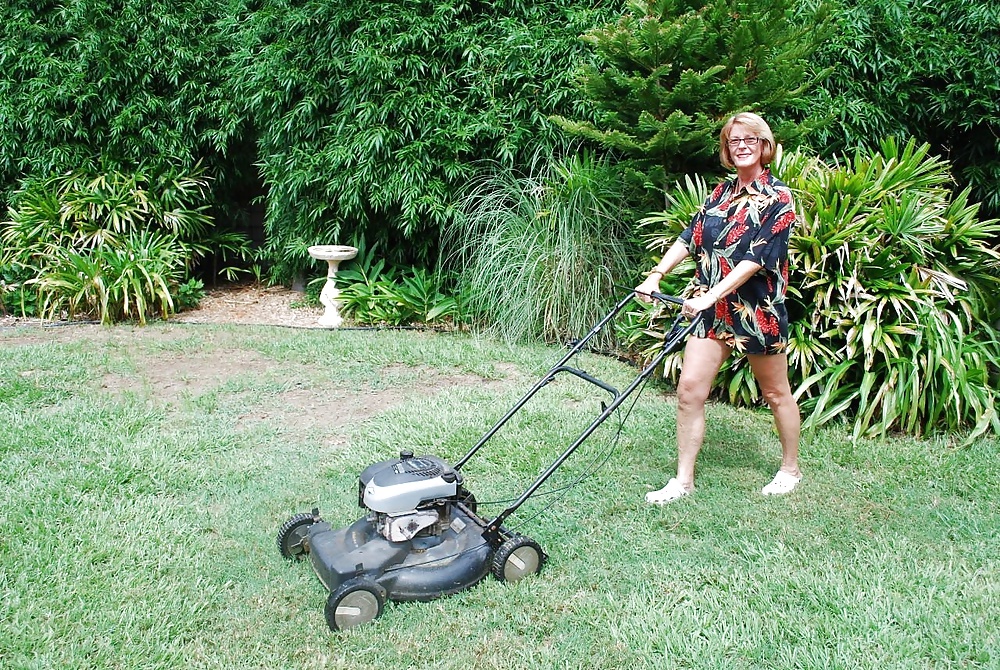 Poses Cutting Grass 1678581