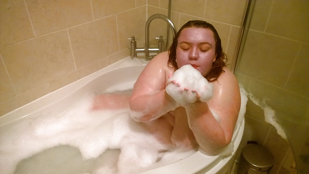 Tim Tess 20 BBW takes a bath with face mask!! #27757268
