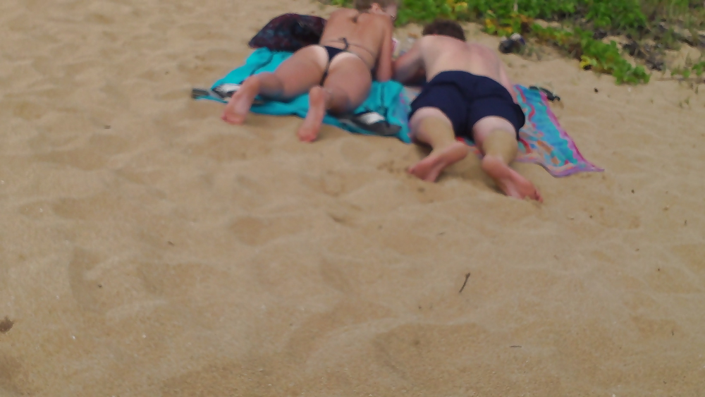 Ragazze in spiaggia culo e culo in bikini
 #37524992