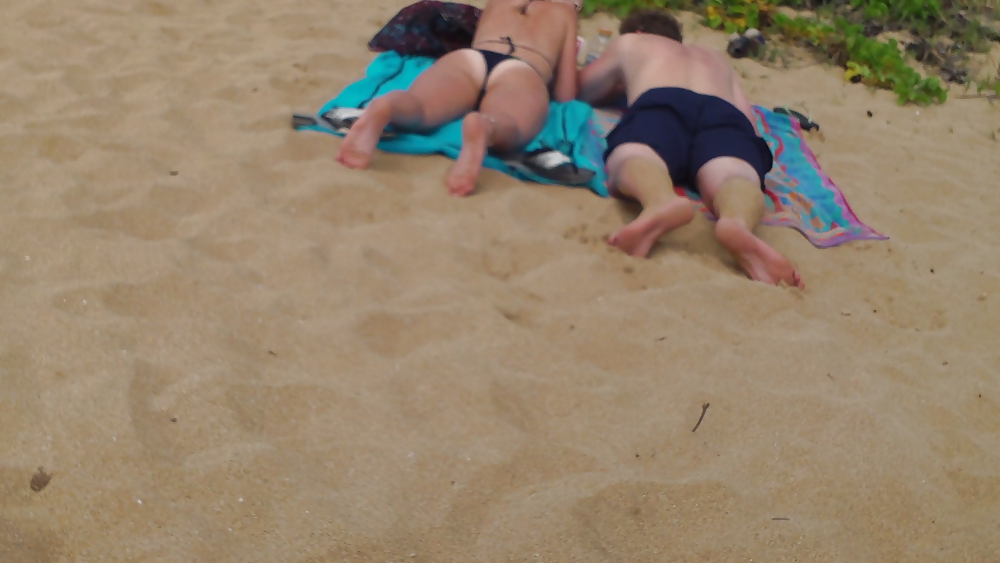 Ragazze in spiaggia culo e culo in bikini
 #37524998