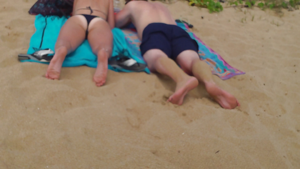 Mädchen Am Strand Hintern Und Esel In Bikinis #37525002