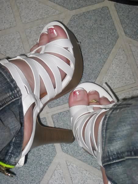 コロンビアの白い女の子の足
 #28549442
