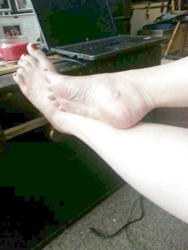 コロンビアの白い女の子の足
 #28549645