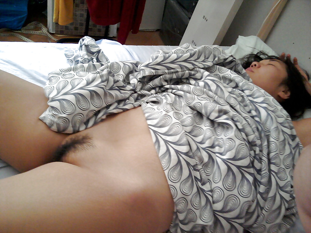 Esposa asiática desnuda en la cama
 #34318086