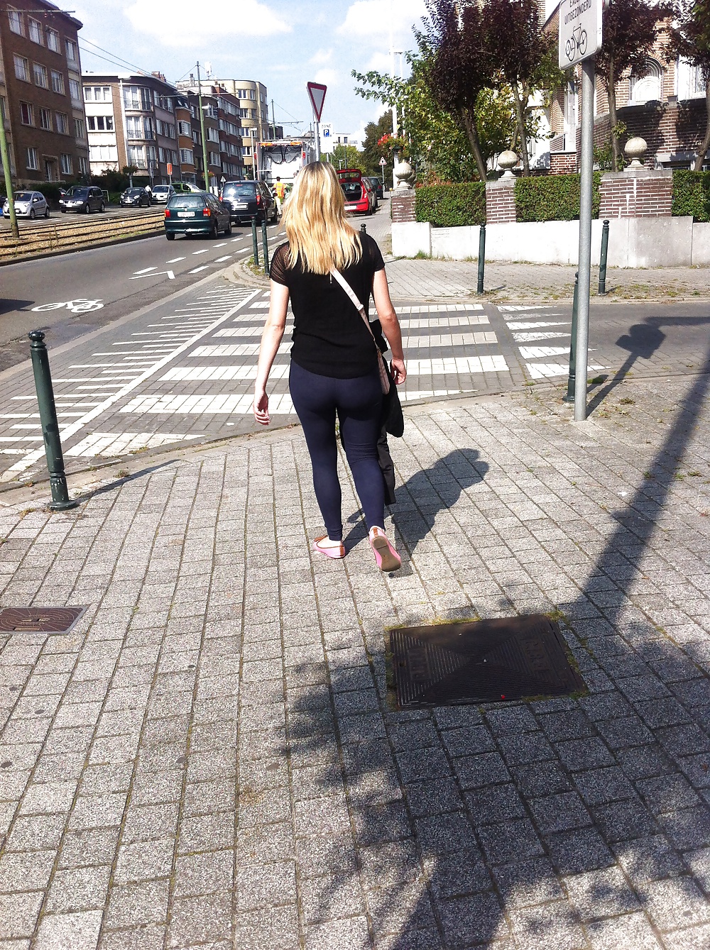 Blonde mature dans la rue  #32334704