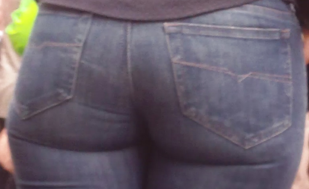 Schöne, Große, Saftige Teen Ass & Hintern In Sehr Engen Blauen Jeans #31832224