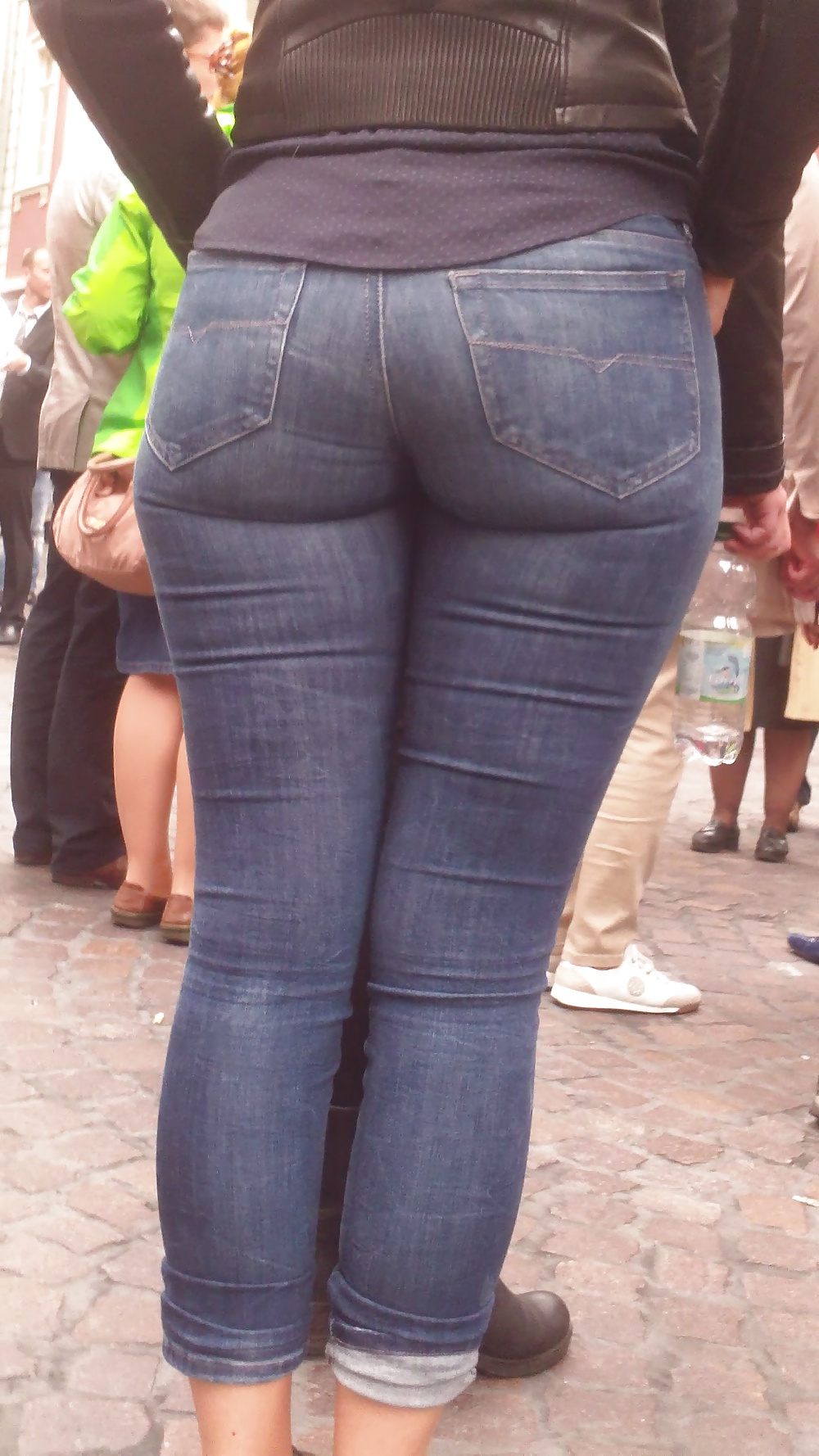 Beau Gros Cul Juteux jeune Et Fesses En Blue-jeans Très Serrés #31832244