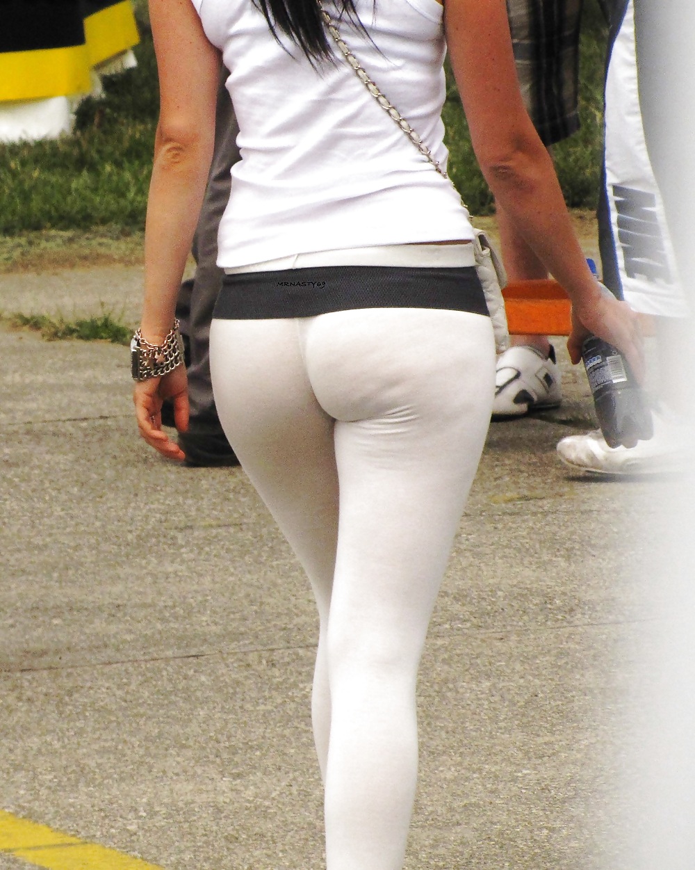 Esposa en el parque en leggings calientes apretados
 #37530304