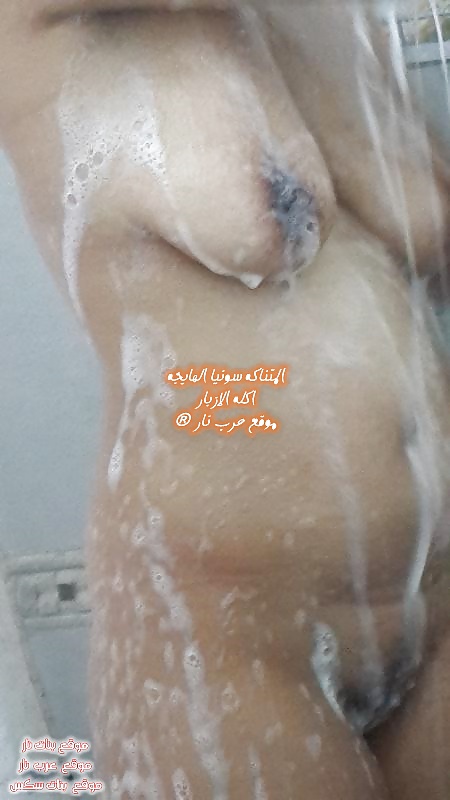 Caliente esposa árabe mostrar bbobs y el coño en la ducha 
 #35385099