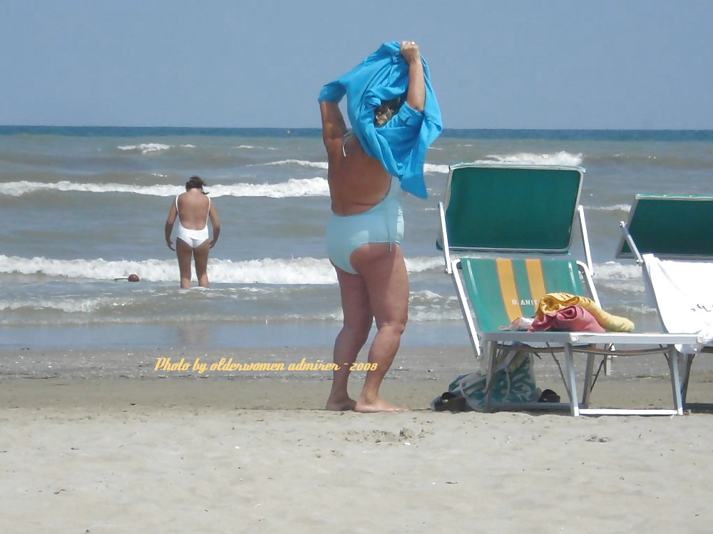 Maduras y abuelitas en la playa
 #39165153