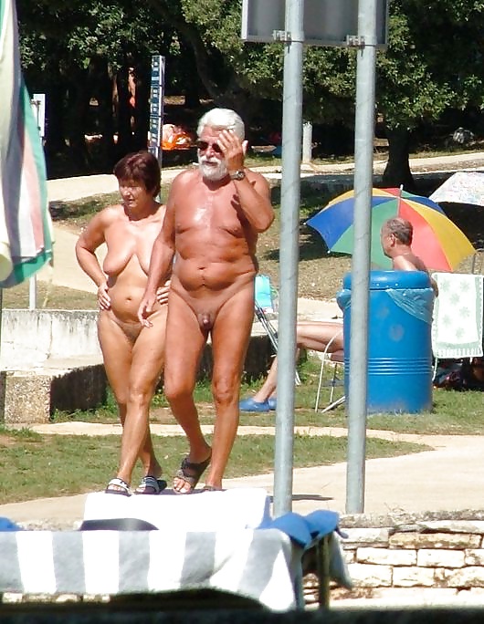 Maduras y abuelitas en la playa
 #39165509