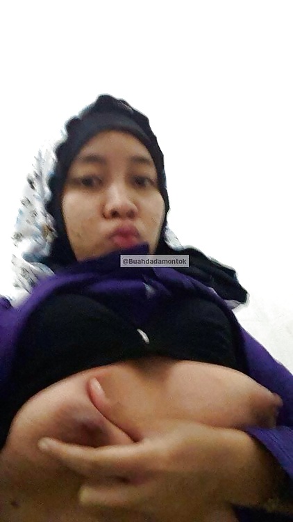Indonesian Fille Hijab Jouer Avec Des Seins #34569122