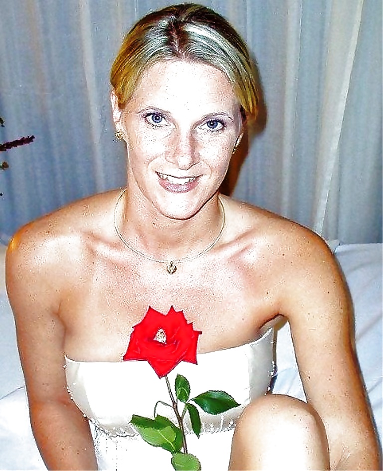 薔薇のベッド - ホットなブロンドのドイツ人女性のプライベート写真
 #28675636