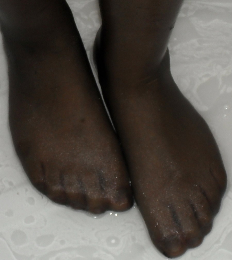 Lavando sus piernas en pantimedias + pies en la ducha #31402248
