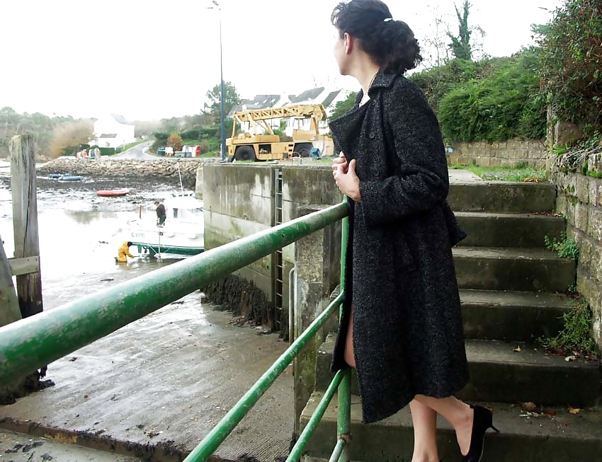 Nadine francese che visita un tipico porto 2006
 #27198531