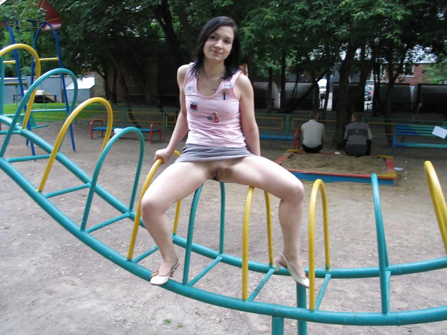 Jóvenes y chicas cachondas muestran sus tetas y coños en público 1
 #37650017