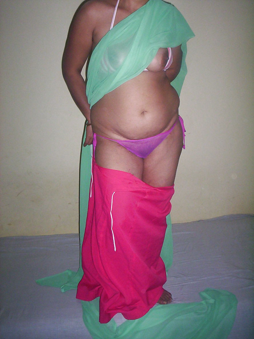 Aunty in saree esponendo ombelico e tette
 #25060913