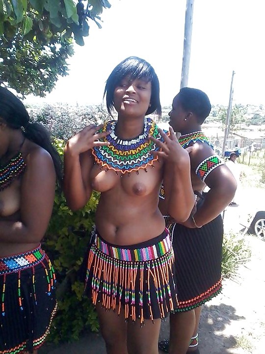 南アフリカのズールー族の女の子たち
 #25179977