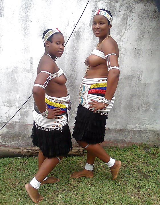 南アフリカのズールー族の女の子たち
 #25179982
