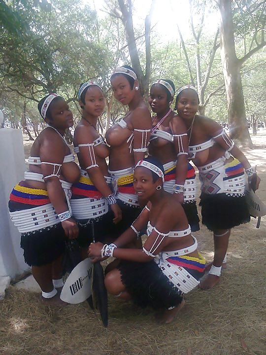 南アフリカのズールー族の女の子たち
 #25179986