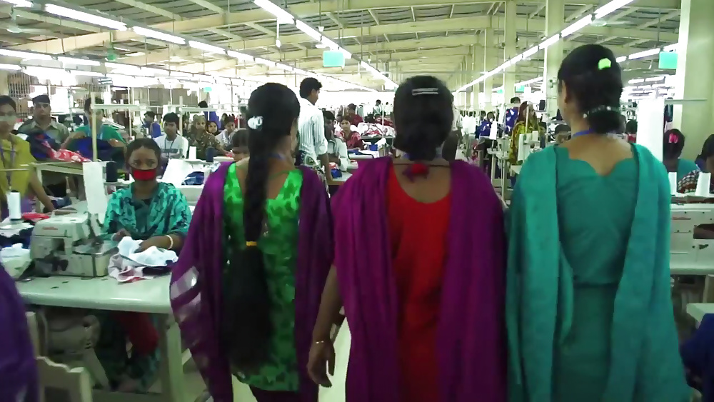Bangladeshi Kleider Mädchen Von Weißen Mann Gefilmt #27680609