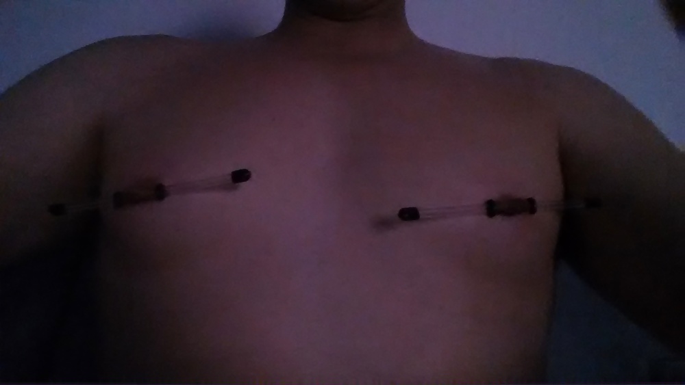 Tortura de pezones
 #33385078