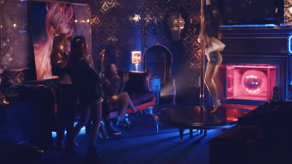 Emma Watson Pole Dancing Dans L'anneau De Bling #37760785