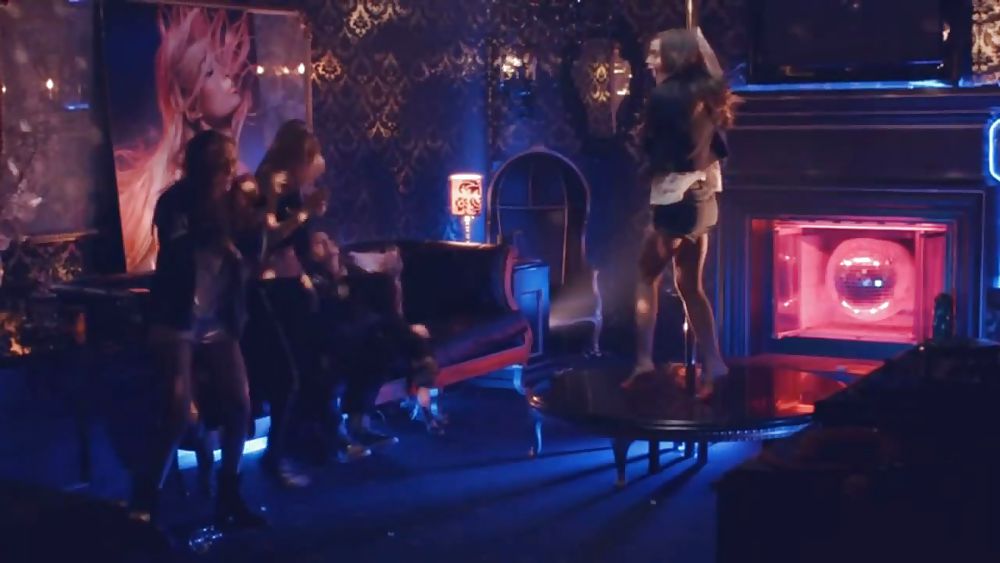 Emma watson pole dancing en el anillo bling
 #37760795
