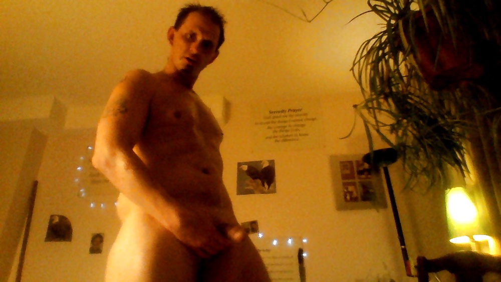 Yo desnudo y caliente como la mierda. ¿alguien tiene algo de tiempo libre?
 #26998710