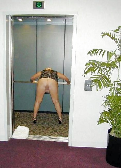 Mujer desnuda en hotel de carretera
 #35424872