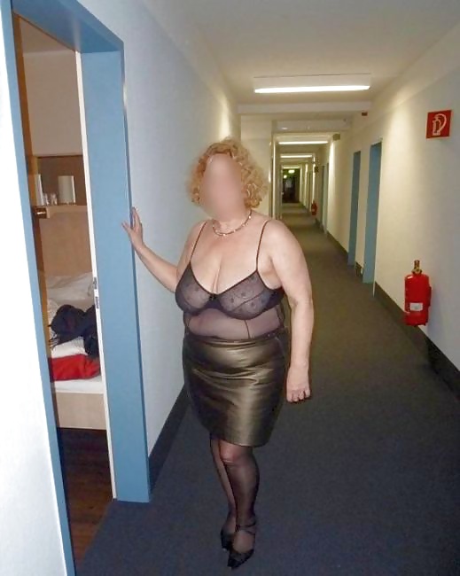 Mujer desnuda en hotel de carretera
 #35424876