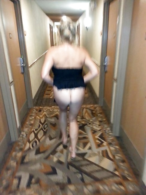 Femme Nue Dans L'hôtel De L'autoroute #35424922