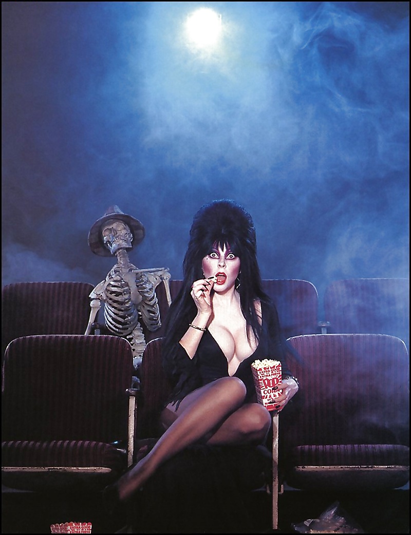 Elvira: Maîtresse De L'obscurité #32230882