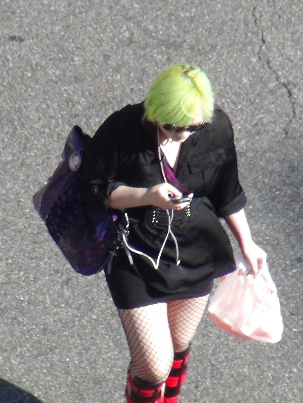 ニューヨークのセクシーなアジアの緑の髪の赤いブーツの女の子
 #37121888