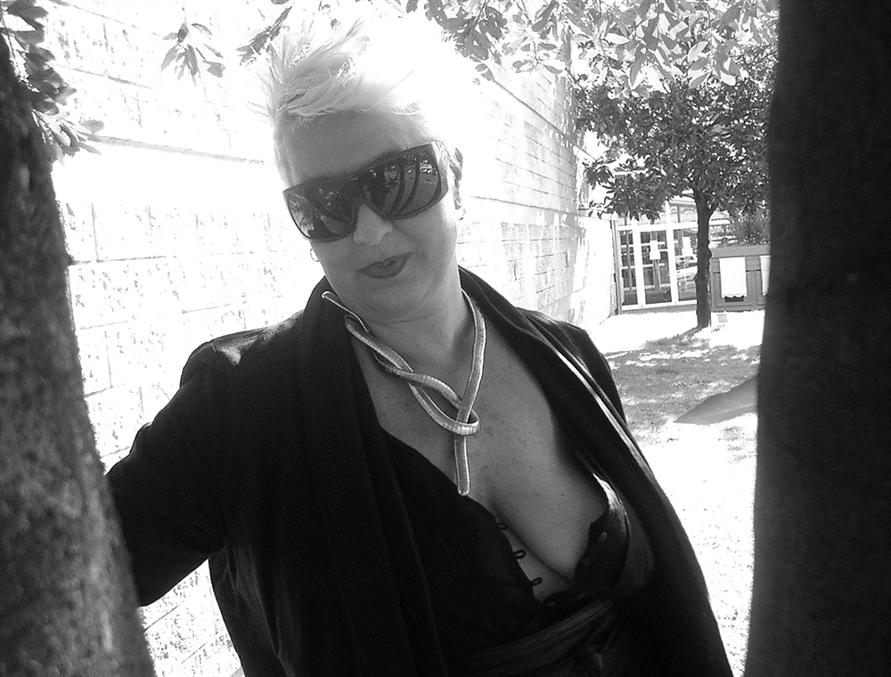 Abuela seductora (escote gilf., no desnudo)
 #31268421